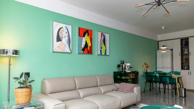 Une seule couleur des plinthes au plafond : pourquoi la tendance dure